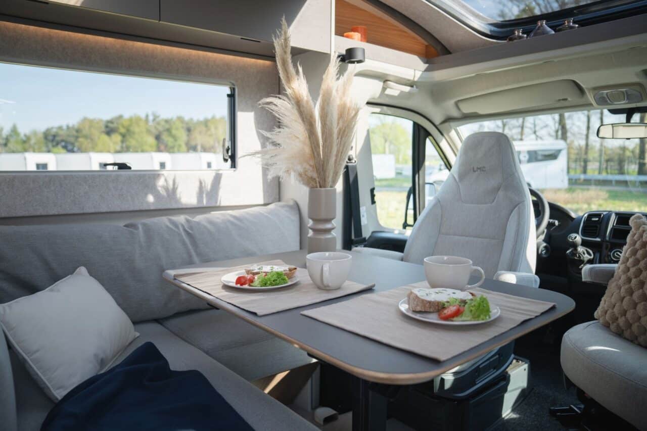 LMC-Neuheiten 2026: Zwei starke Modelle zum Jubiläum 5 LMC Cruiser T740EL Sitzgruppe