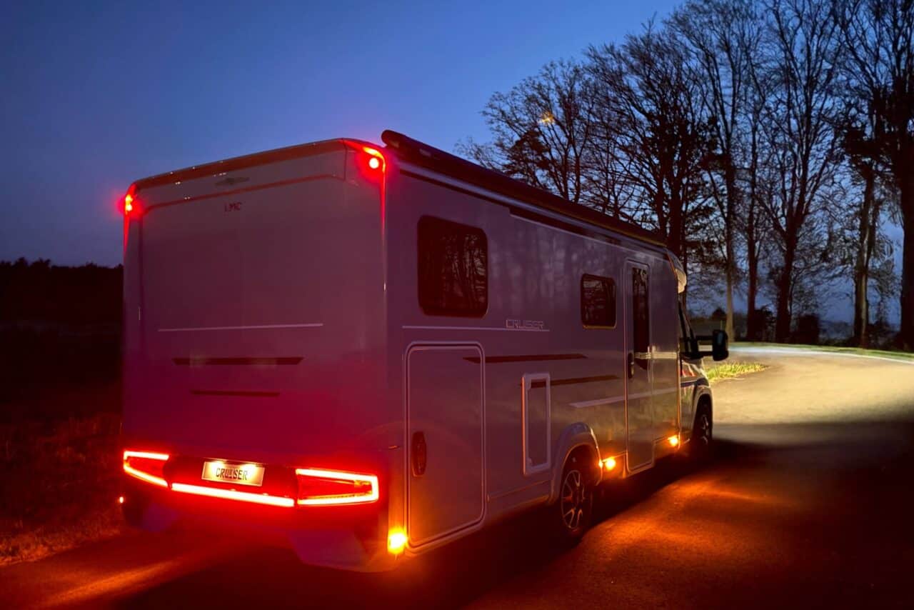 LMC-Neuheiten 2026: Zwei starke Modelle zum Jubiläum 12 LMC Cruiser T740EL aussen von hinten Nacht