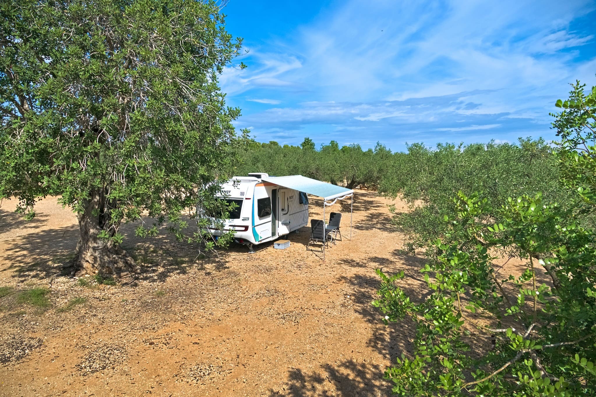 Hitze im Wohnmobil und Wohnwagen: So behältst du beim Camping einen kühlen Kopf