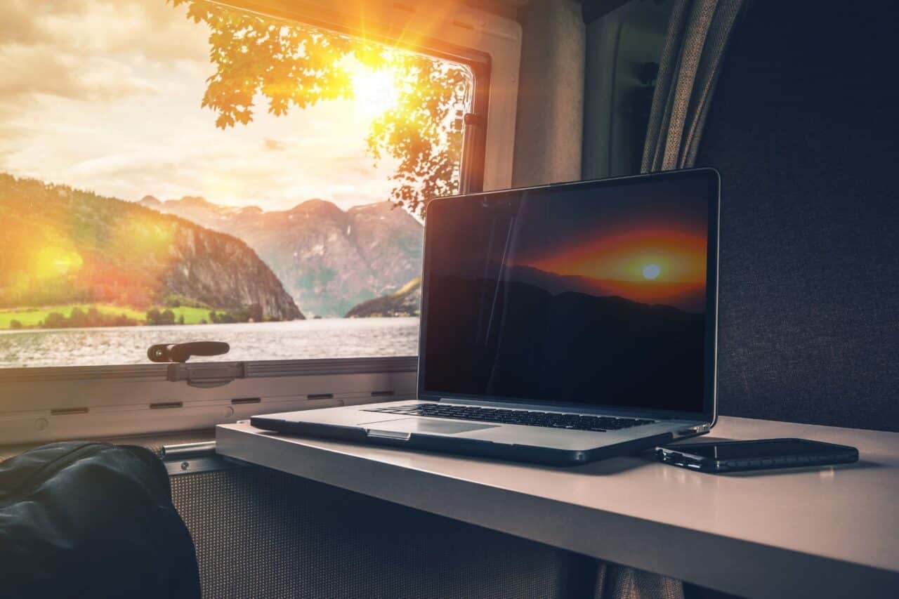Arbeiten unterwegs – Laptop auf Wohnmobiltisch