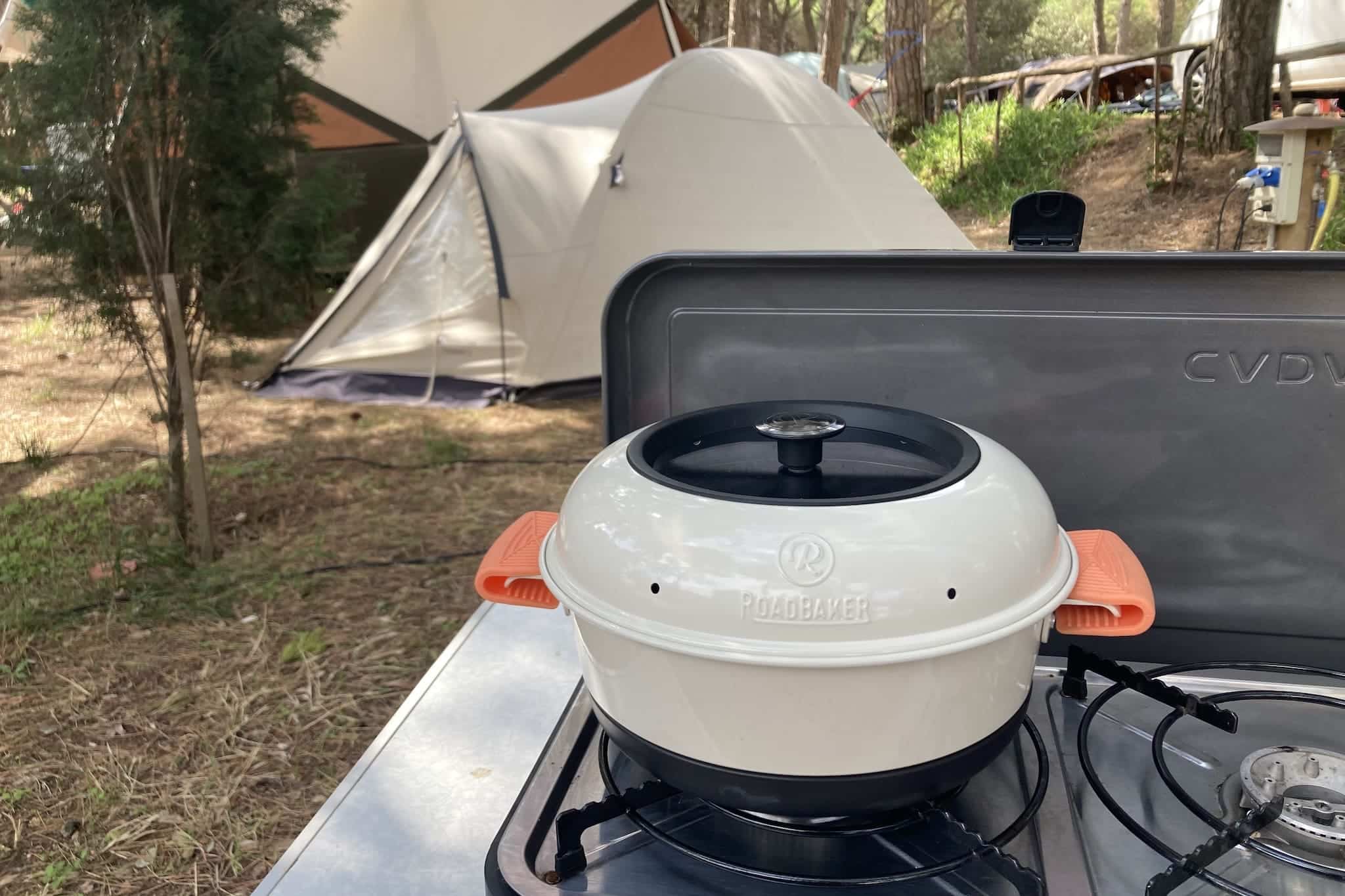 RoadBaker im Test: Der mobile Campingbackofen mit Glasdeckel – unsere Erfahrungen