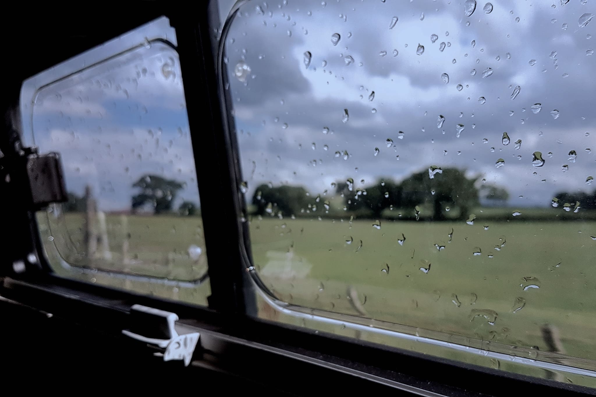 Unwetter im Campingurlaub – 8 Tipps, mit denen du gut durch Sturm, Gewitter und Dauerregen kommst