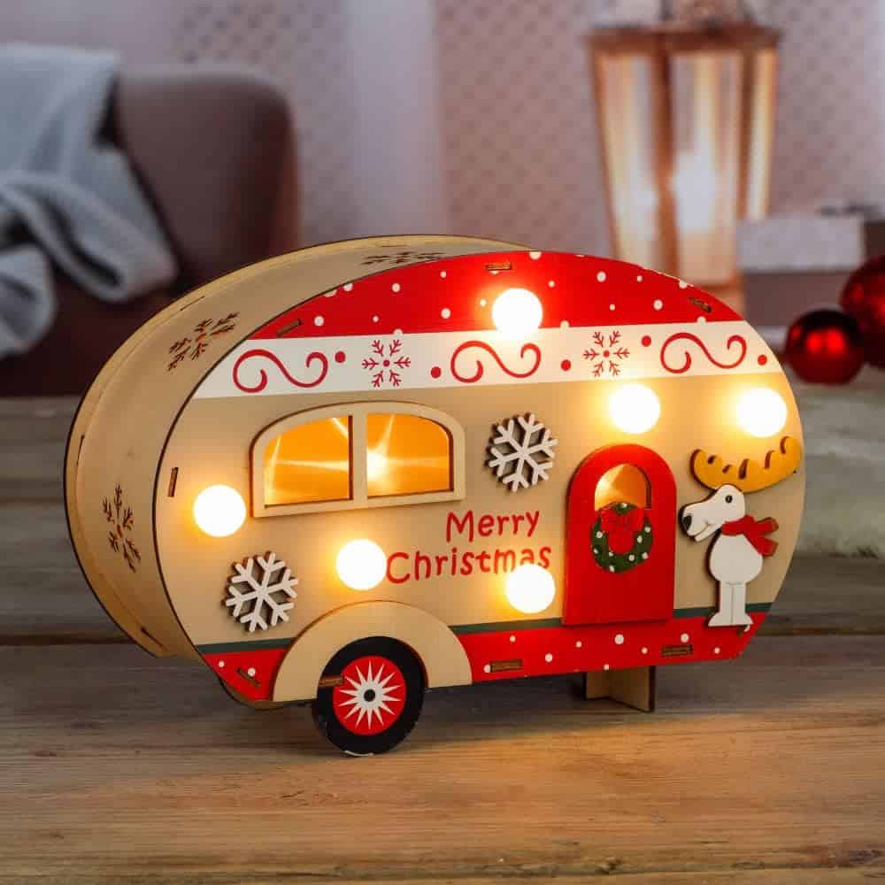 5 Last-Minute-Weihnachtsgeschenke für Camper 6 Stimmungsvolles Weihnachtslicht im Camper-Design mit Schneeflocken, Rentier und „Merry Christmas“-Motiv.