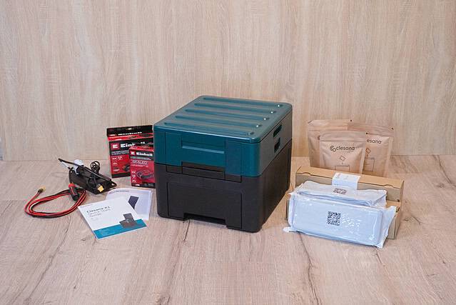 Hochwertige mobile Kühlbox mit Zubehör für Camping und Vanlife.