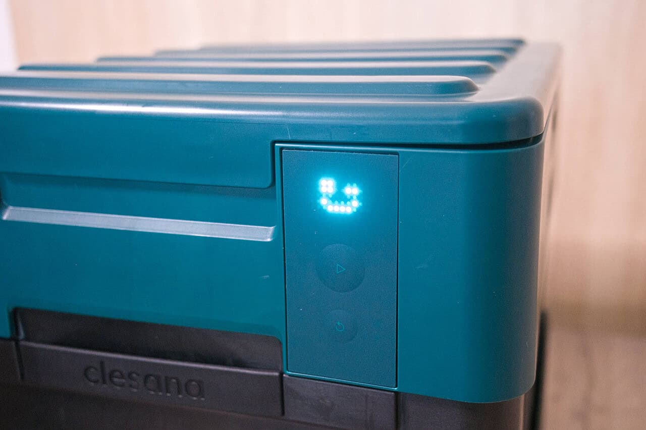 Nie wieder Gestank im Wohnmobil? Clesana X1 – Die neue mobile Verschweißtoilette im Test 16 Kühlschrank mit LED Smile-Gesicht, ideal für Camper und Wohnmobile, energiesparend, modernes Design.