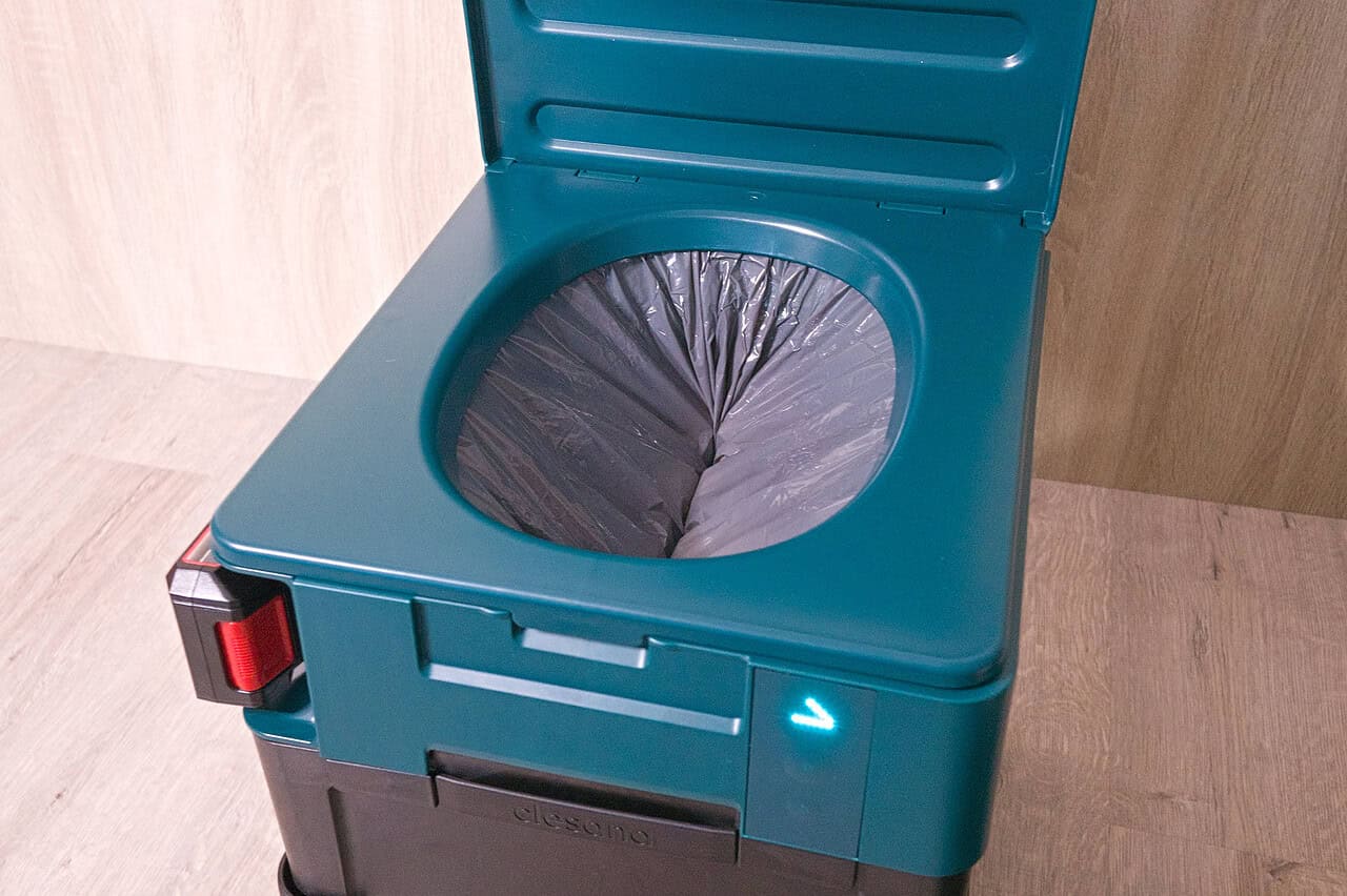 Nie wieder Schwarzwasser und Entsorgungsstationen: Die mobile Verschweißtoilette Clesana X1 im Test 6 Modernes Campingtoiletten mit Recycling-Kunststoff, ideal für unterwegs.