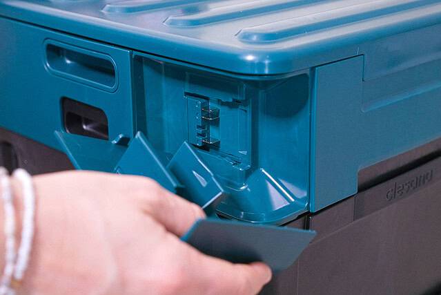 clesana x1 mobile verschweisstoilette akku einsetzen 1