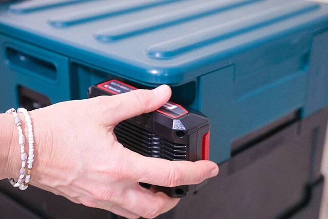 clesana x1 mobile verschweisstoilette akku einsetzen 2