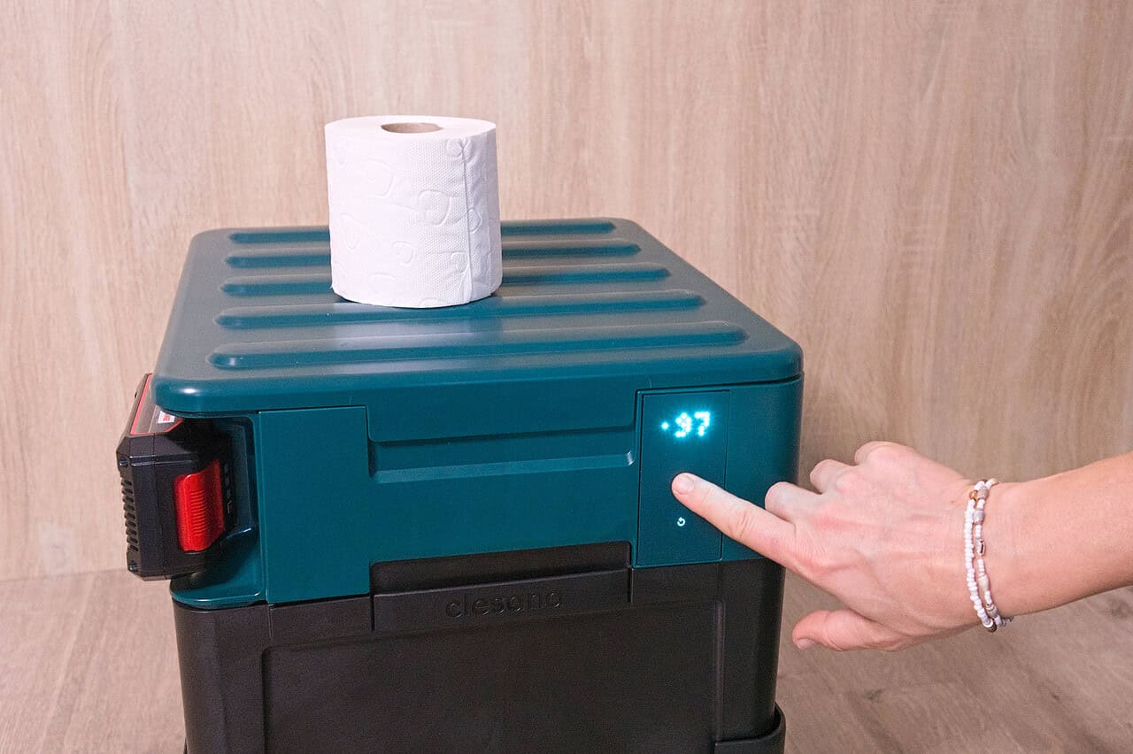 Nie wieder Schwarzwasser und Entsorgungsstationen: Die mobile Verschweißtoilette Clesana X1 im Test 9 Nach dem Geschaft wird per Tastendruck die Beutelgröße ausgewählt