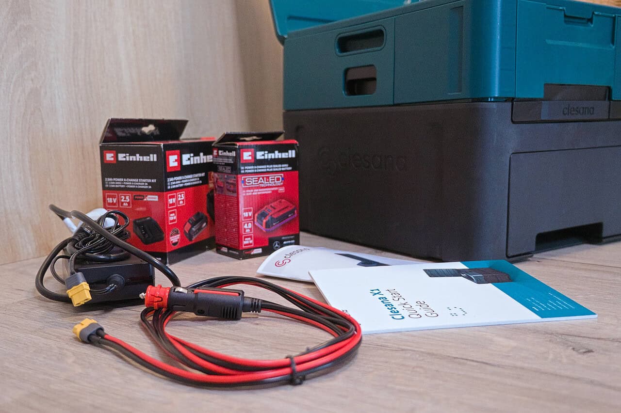 Nie wieder Gestank im Wohnmobil? Clesana X1 – Die neue mobile Verschweißtoilette im Test 13 Einhell-Akkus, ein Netzteil und ein 12-Volt-Anschluss bilden die Stromversorgung für die Clesana X1