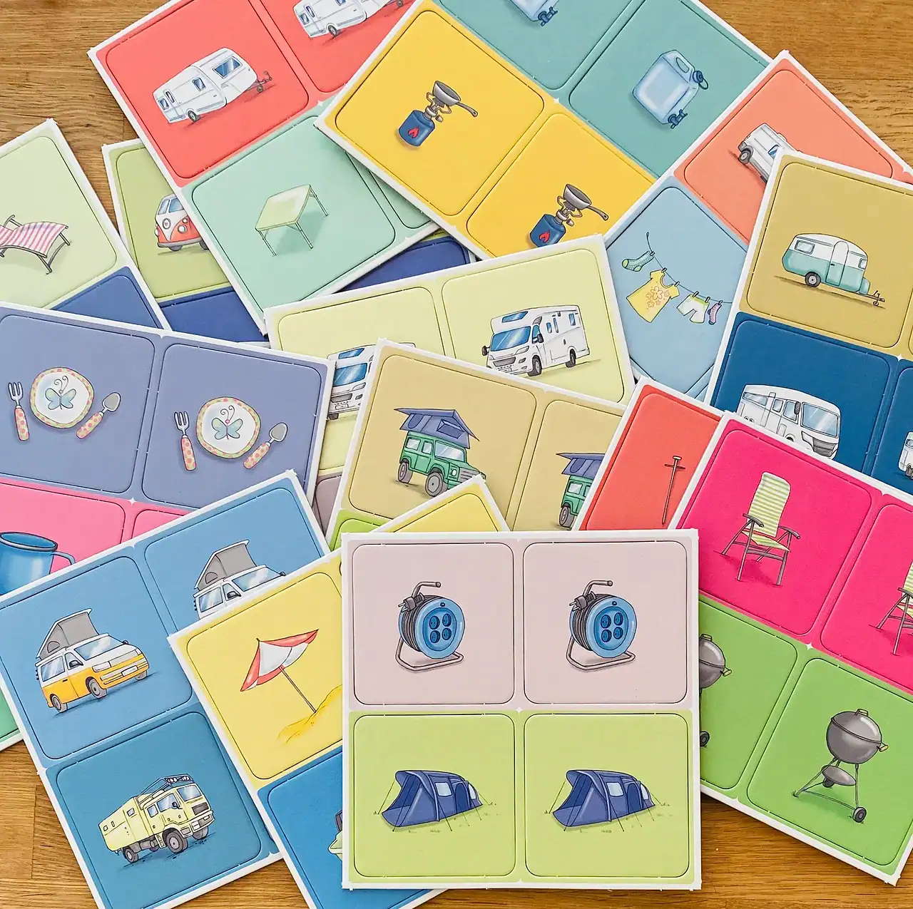 Weihnachten kommt! 6 süße Geschenkideen für Campingkinder und kleine Entdecker 7 Bunte Camping Spielkarten mit Bildern von Zelten, Autos und Campingzubehör für Kinder. Perfekt für Spielen im Freien und Campingabenteuer.