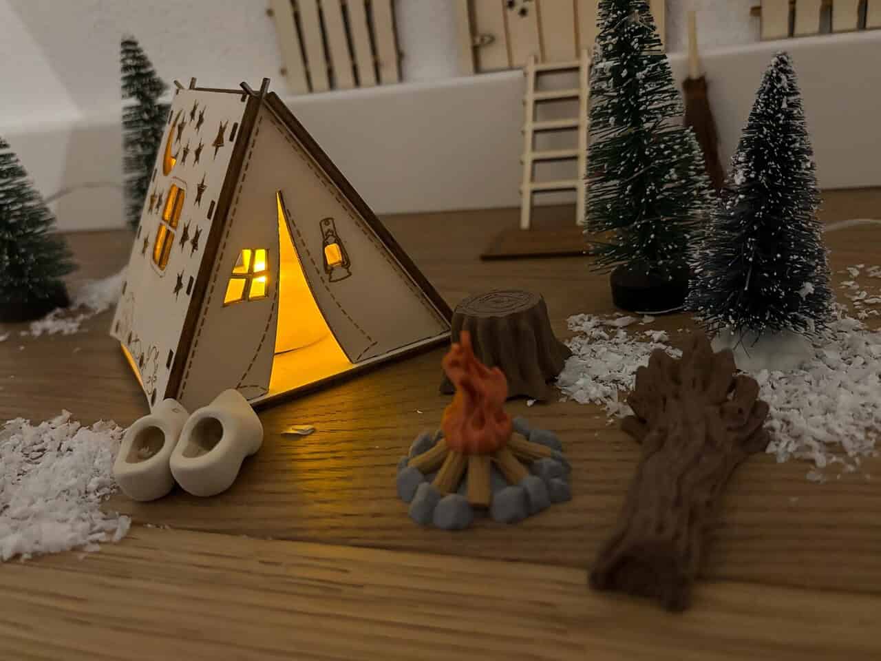 Weihnachten kommt! 6 süße Geschenkideen für Campingkinder und kleine Entdecker 4 Stimmungsvolle Camping-Deko mit kleinen Bäumen, Feuerstelle & Naturmaterialien, perfekt für Camperstyle.