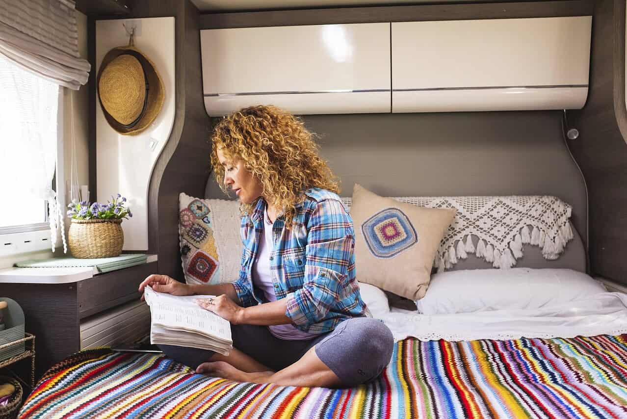 Gemütliches Schlafzimmer mit bunten Textilien und dekorativen Kissen.