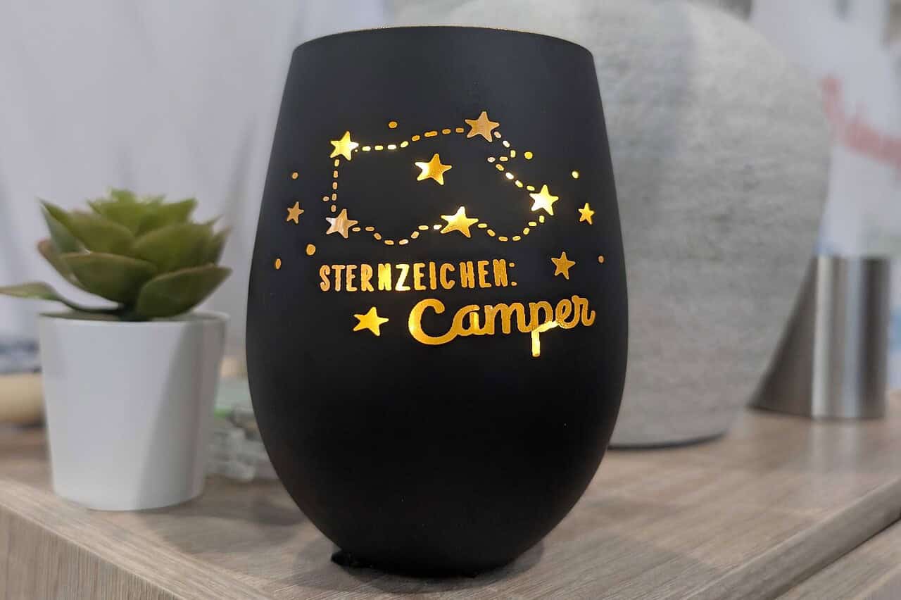 Laterne mit leuchtendem Sternzeichen und Camper-Design, perfekt für Camping- und Wohnmobil-Enthusiasten.