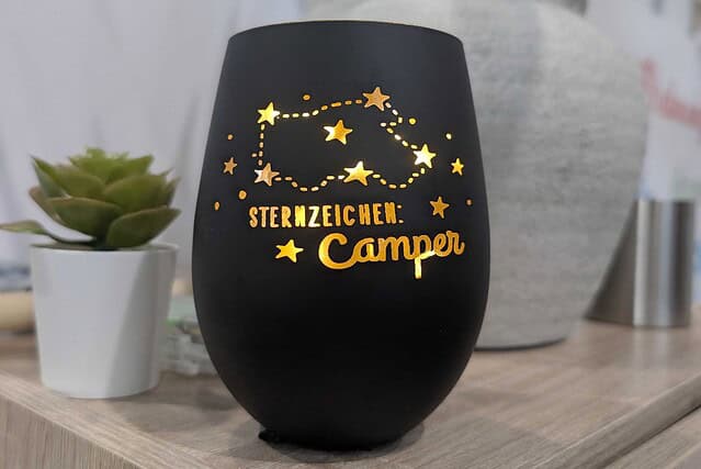 Laterne mit leuchtendem Sternzeichen und Camper-Design, perfekt für Camping- und Wohnmobil-Enthusiasten.