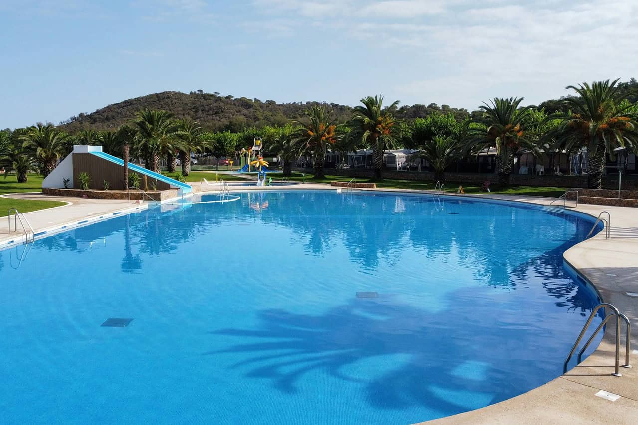 Frühbucher-Aktion 2026: 15 % Rabatt auf Standplätze bei PiNCAMP 11 Camping Resort Mas Patoxas Freibad mit kleiner Rutsche auf dem Campingplatz