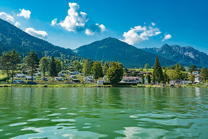 Frühbucher-Aktion 2026: 15 % Rabatt auf Standplätze bei PiNCAMP 5 Ferienpark Terrassencamping Sued See Stellplaetze im Schatten unter Baeumen am See auf dem Campingplatz