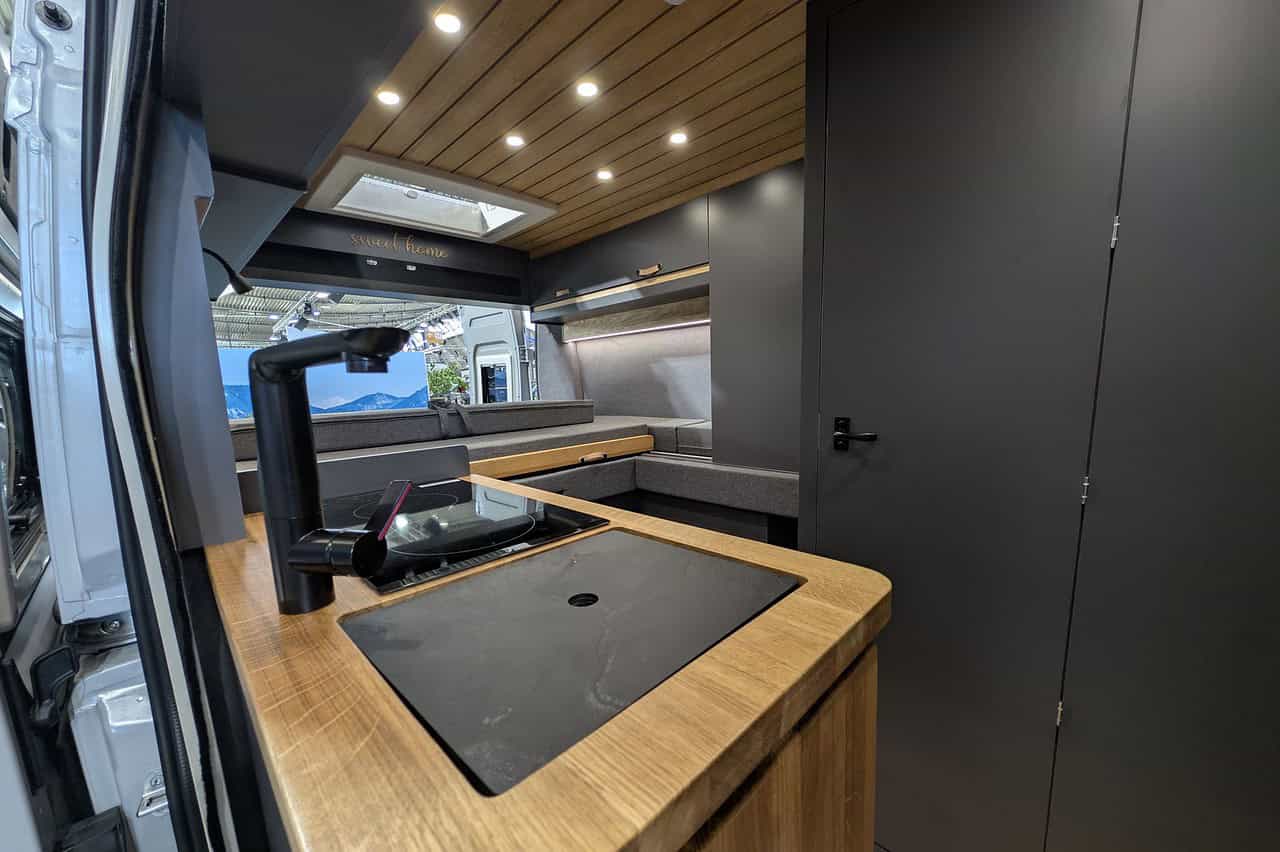 Affinity Freedo 541 LT auf der CMT 2026 - Blick nach Innen durch die Seitentür. Küche, Tür zum Bad und Bett