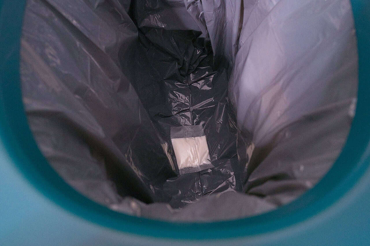 Nie wieder Schwarzwasser und Entsorgungsstationen: Die mobile Verschweißtoilette Clesana X1 im Test 12 Innenraum eines Wohnmobil-Kühlschranks mit Isolierung.