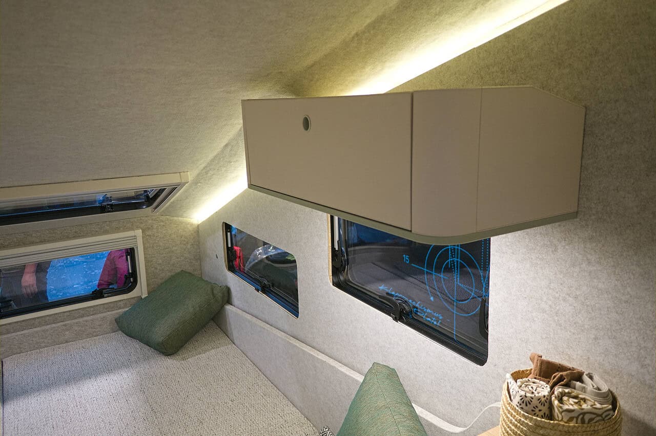 Dethleffs c.fold auf der CMT 2026 - Innenansicht. Stauraum über dem Bett