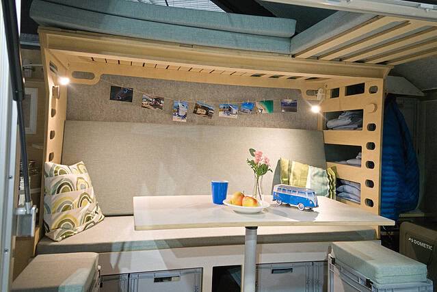 farfalla flip up auf der CMT 2026 - Innenansicht, Bett unten, Sitzgruppe mit Tisch