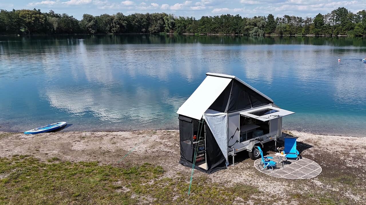 Mini-Wohnwagen mit Maxi-Möglichkeiten: farfalla flip up bietet 4 Schlafplätze – Premiere auf der CMT 2026 4 farfalla flip up mini wohnwagen aufstelldach