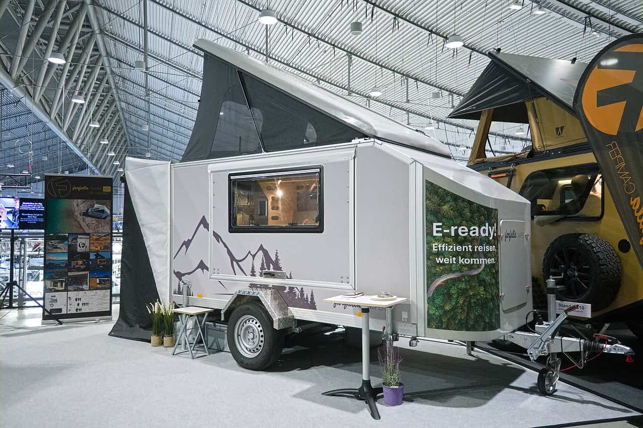 farfalla flip up auf der CMT 2026 - Seitenansicht mit geschlossener Seitenklappe und Aerokeil