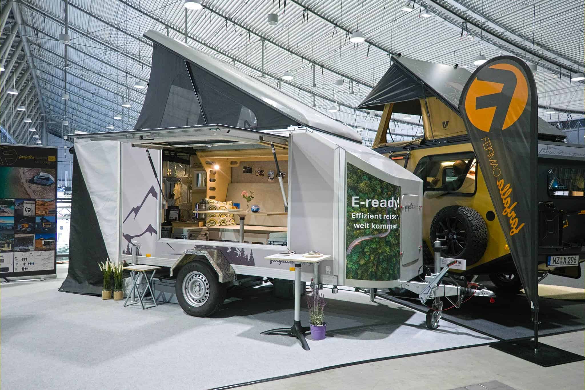 Mini-Wohnwagen mit 4 Schlafplätzen: farfalla flip up - das aerodynamische Platzwunder auf der CMT 5 Mini-Wohnwagen mit 4 Schlafplätzen: farfalla flip up – das aerodynamische Platzwunder auf der CMT