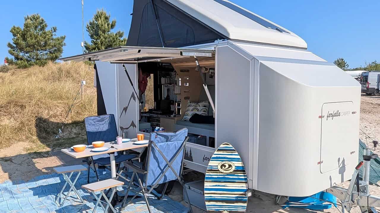 Mini-Wohnwagen mit Maxi-Möglichkeiten: farfalla flip up bietet 4 Schlafplätze – Premiere auf der CMT 2026 6 mini wohnwagen aufstelldach farfalla flip up 2026