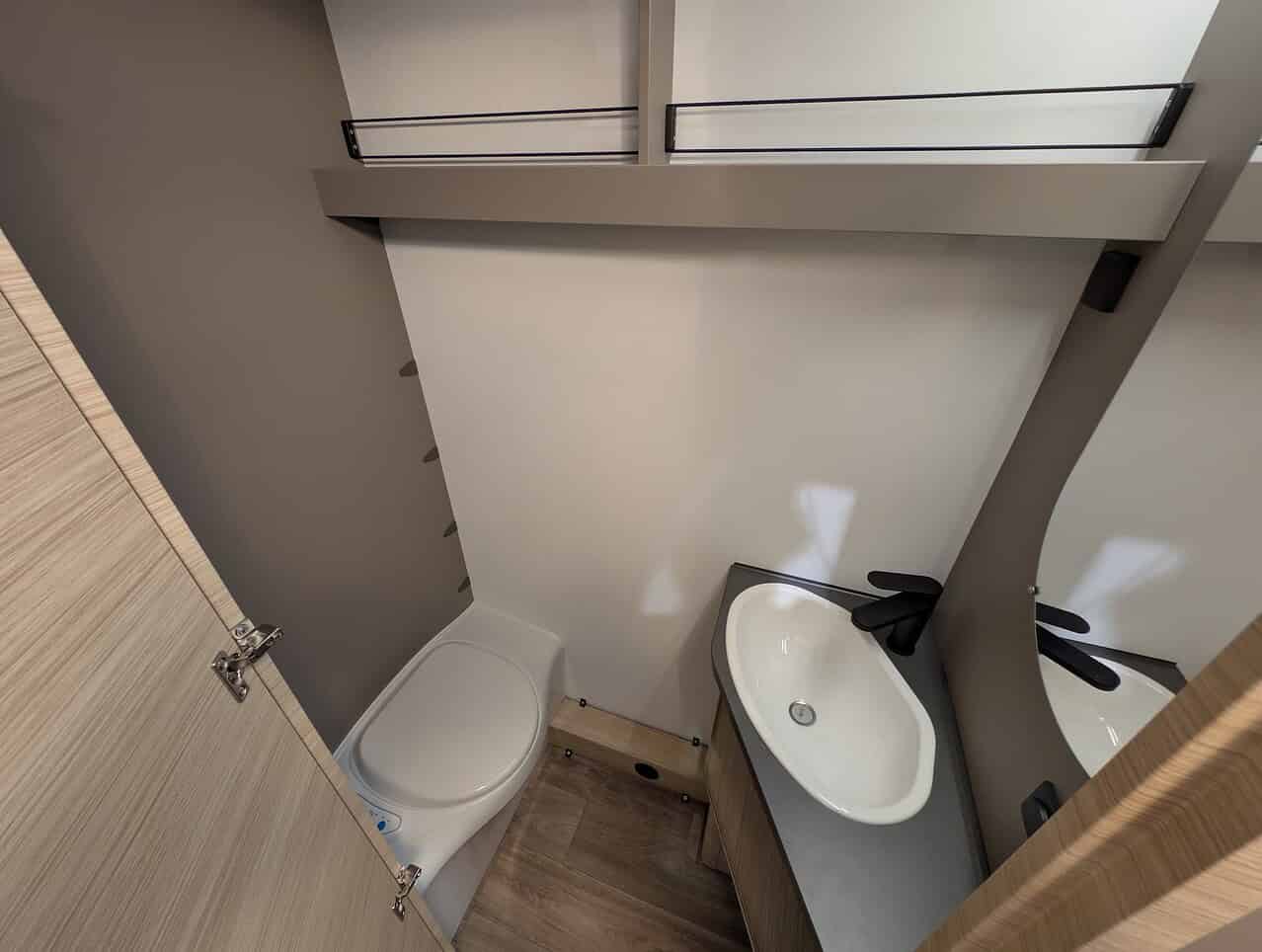 NEXT 381 (2026): Stylischer Familienwohnwagen unter 1.000 Kilo 10 next 381 fendt bad