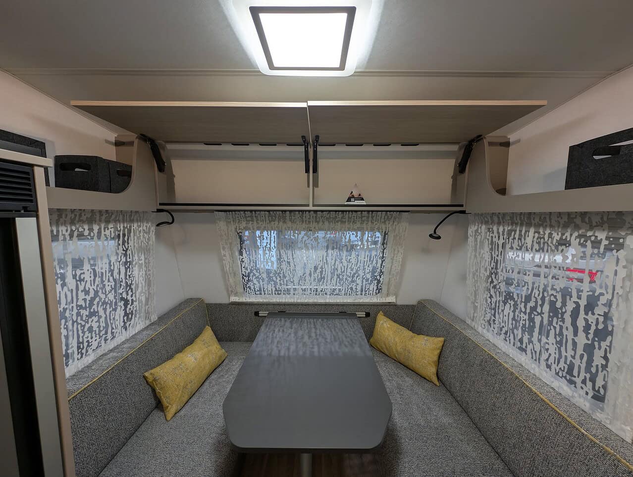 NEXT 381 (2026): Stylischer Familienwohnwagen unter 1.000 Kilo 5 next 381 sitzgruppe