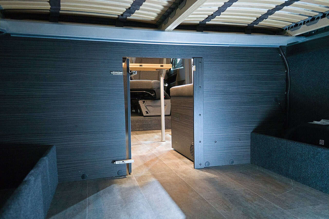 nissan interstar eifelland stauraum bett 2