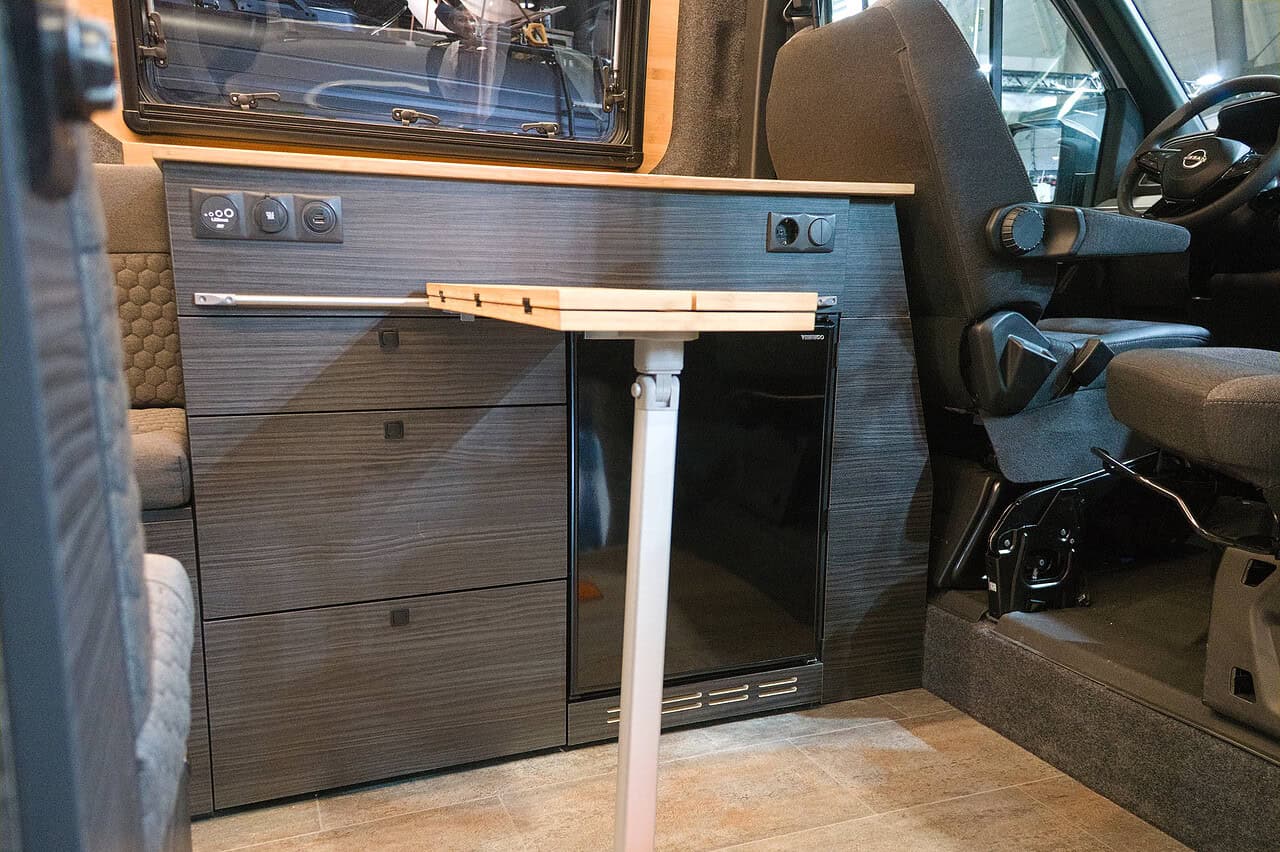 nissan interstar eifelland tisch