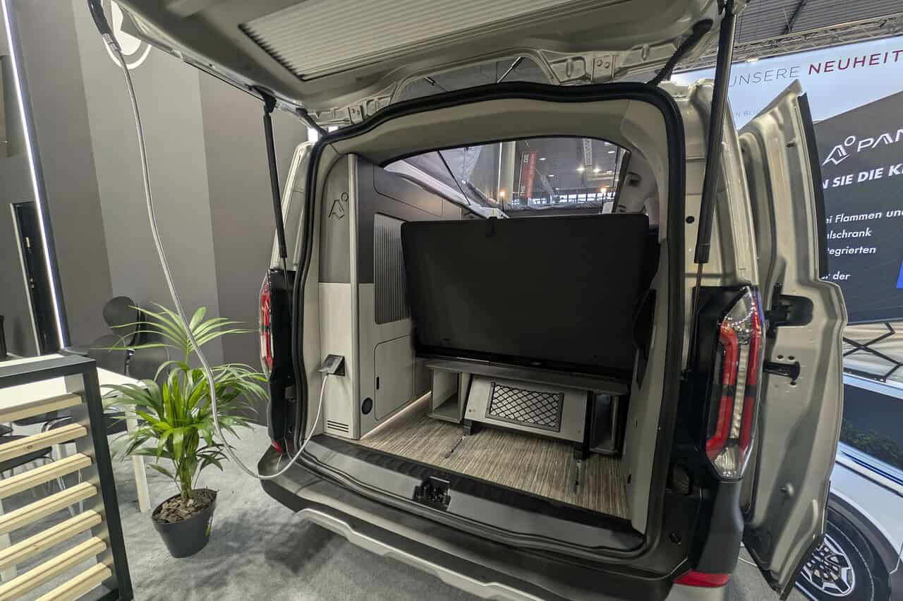 Panama Peak P10H: Warum der neue 232 PS Hybrid-Camper die Campingbranche revolutioniert 3 panama peak p10h heck