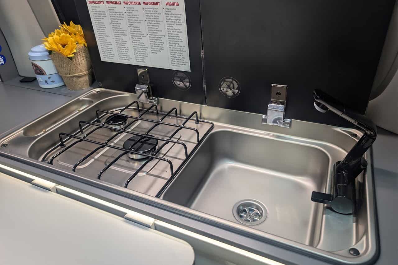 Panama Peak P10H: Warum der neue 232 PS Hybrid-Camper die Campingbranche revolutioniert 5 panama peak p10h kueche