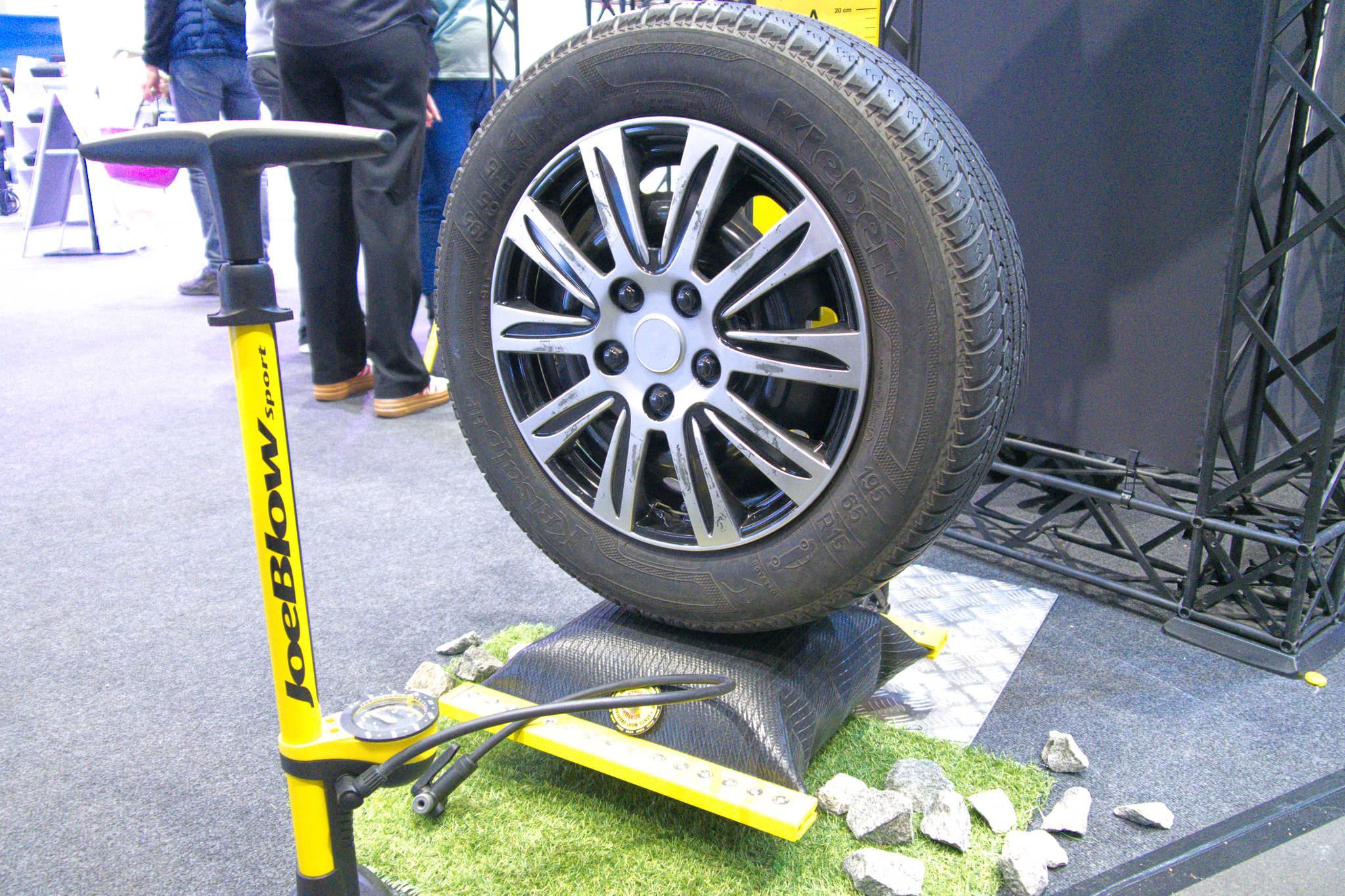 Schluss mit Rangier-Stress: EMUK Air-Lift – Die smarte Alternative zum klobigen Auffahrkeil