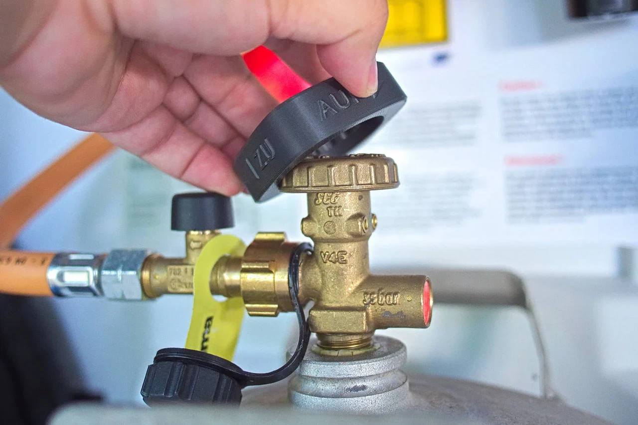 auf und zudrehhilfe gasflasche beschriftet camperstyle shop