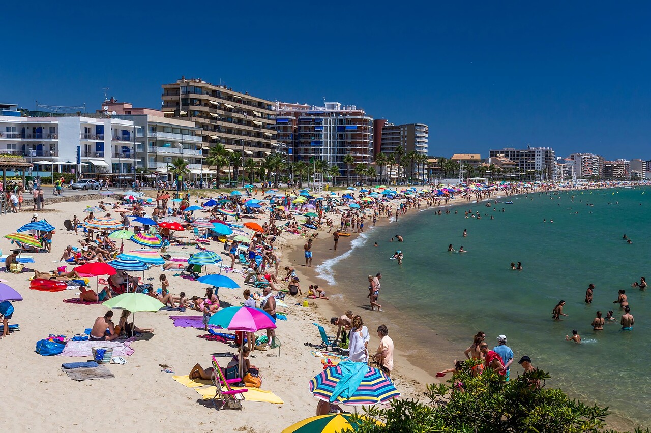 Camper-Geheimtipp Costa Brava: Schmugglerpfade, einsame Buchten & echte Freiheit 2 costa brava touristen