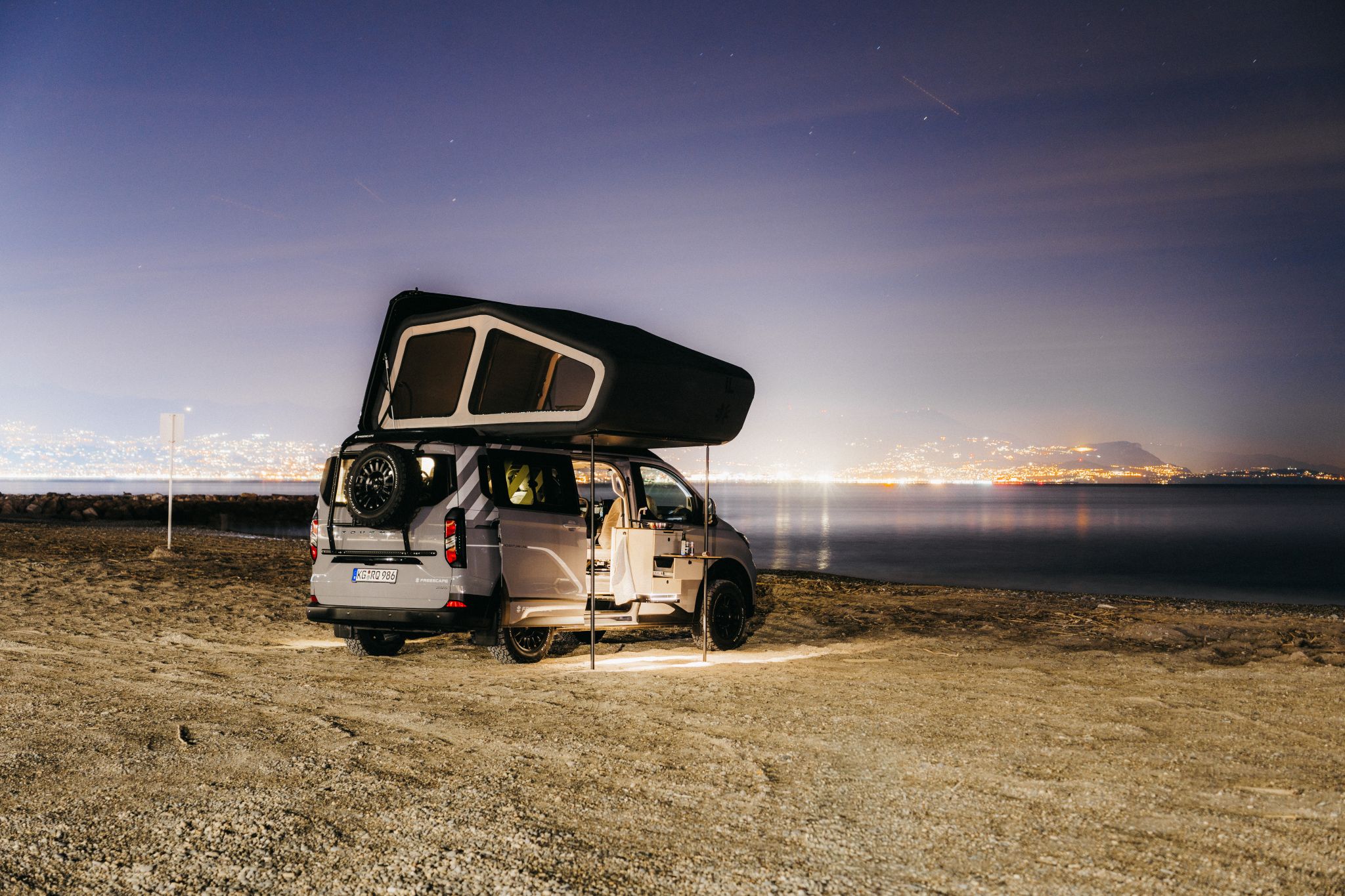 Freescape Van: Kompakter Campervan mit einzigartigem Luftdachzelt und unerwartetem Raumgefühl