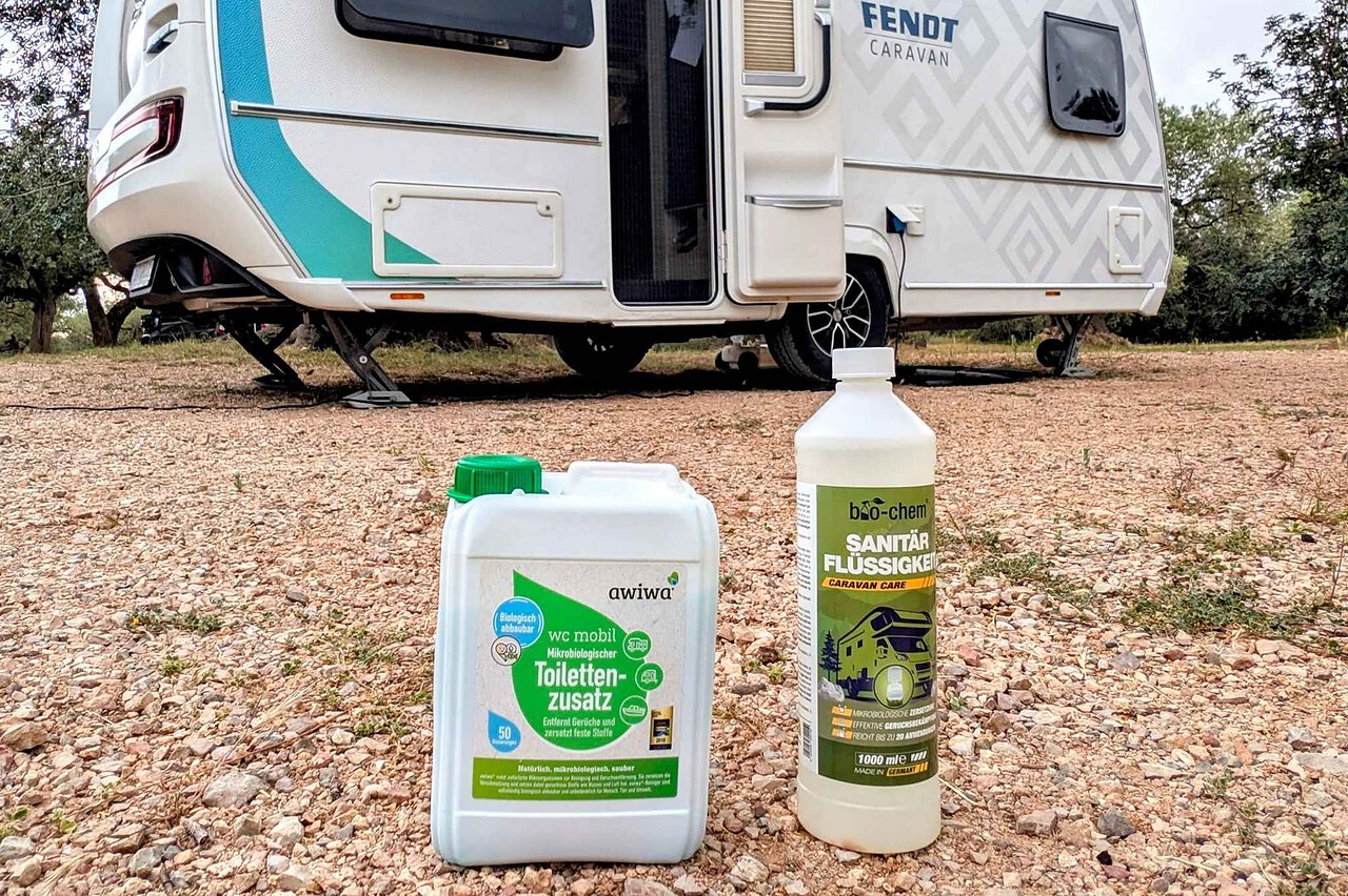 Mikrobiologische Sanitärzusätze für Campingtoiletten im Vergleichstest