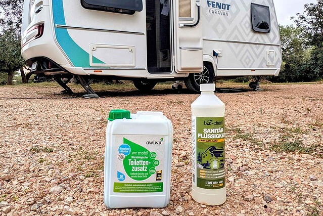 Mikrobiologische Sanitärzusätze für Campingtoiletten im Vergleichstest