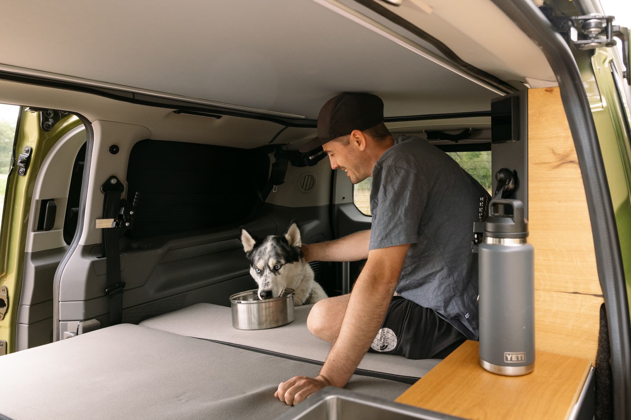 Geheime Toilette, Hunde-Special, Fahrradtransport ohne Bettumbau oder 6 Sitze: Spacecamper feiert 20-jähriges Jubiläum mit vier Sondermodellen 1 Geheime Toilette, Hunde-Special, Fahrradtransport ohne Bettumbau oder 6 Sitze: Spacecamper feiert 20-jähriges Jubiläum mit vier Sondermodellen