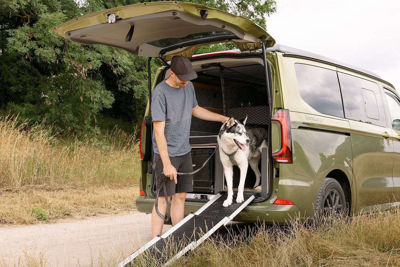 Geheime Toilette, Hunde-Special, Fahrradtransport ohne Bettumbau oder 6 Sitze: Spacecamper feiert 20-jähriges Jubiläum mit vier Sondermodellen 3 SpaceCamper ClassicDog Hunderampe